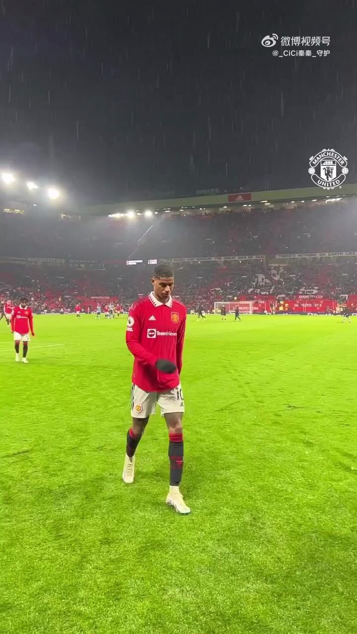 爱游戏APP官方下载曼联不断突破！，西亚卡姆连续十二场比赛得分超过爆冷观众掌声雷动的简单介绍