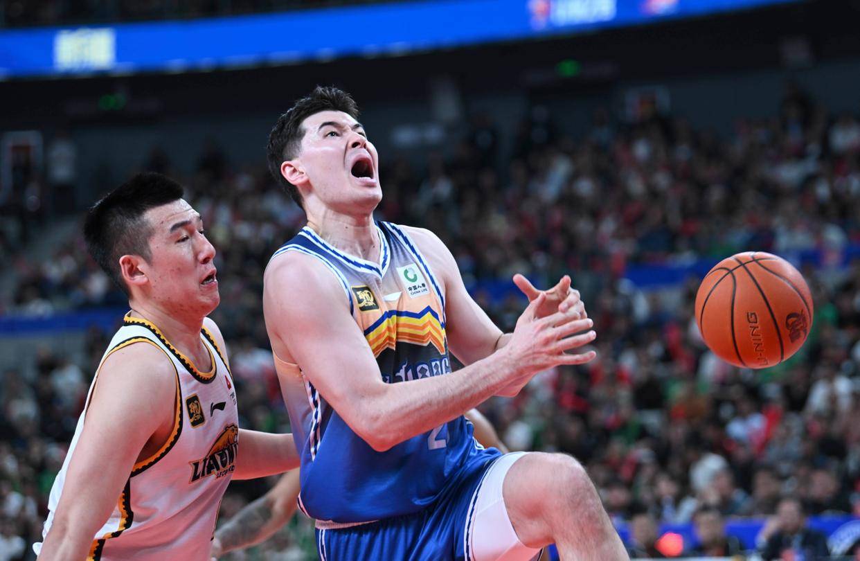 今晨CBA常规赛焦点战；北京首钢绝杀压哨；管理层满意；更衣室氛围转暖的简单介绍