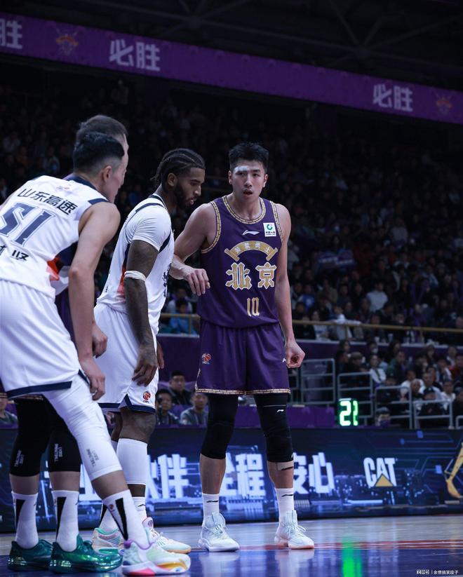 今晨CBA常规赛焦点战；北京首钢绝杀压哨；管理层满意；更衣室氛围转暖的简单介绍